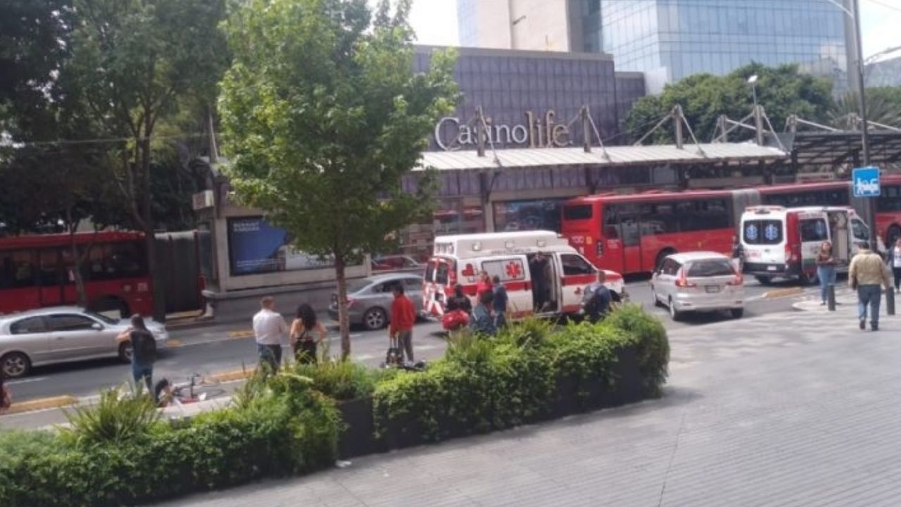 FUERTE FOTO: Conductor invade ciclovía en Insurgentes Sur y atropella a hombre de 28 años