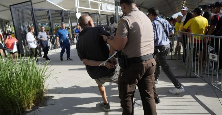 Decenas de fanáticos fueron detenidos