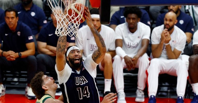 Anthony Davis dominó en la pintura