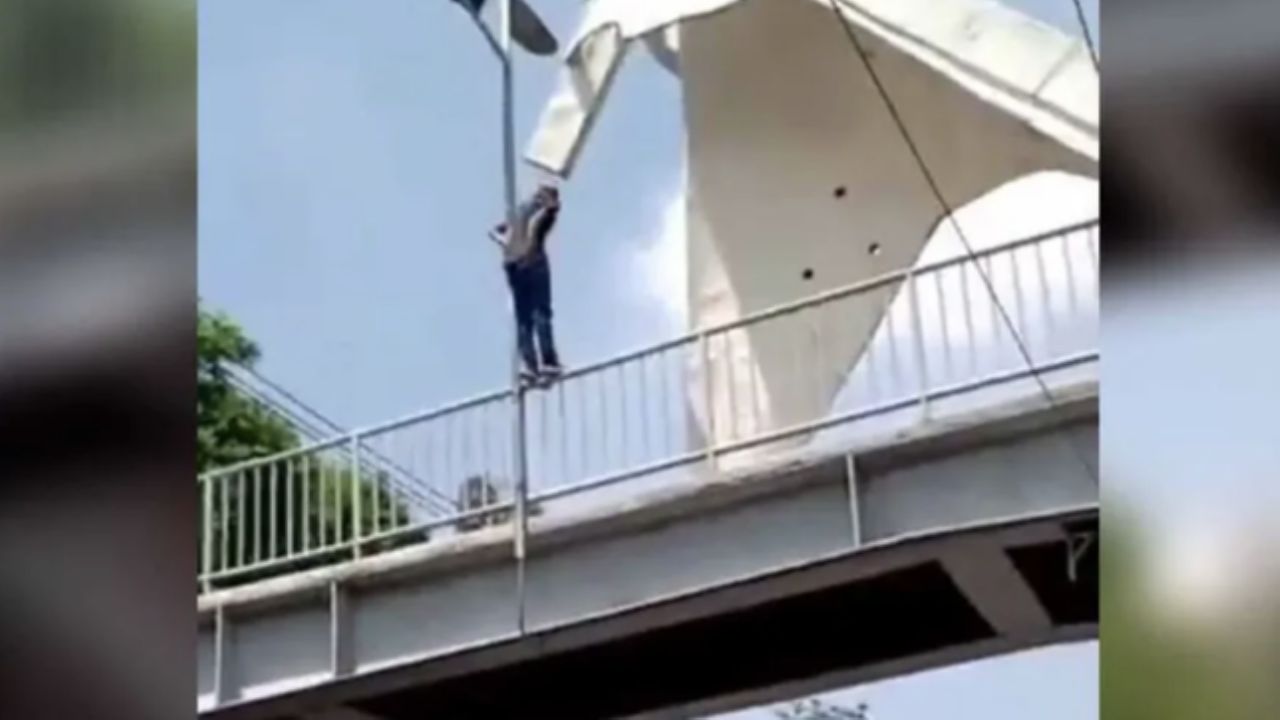 Joven intenta lanzarse desde puente en Iztapalapa: Gritaba que su familia fue secuestrada