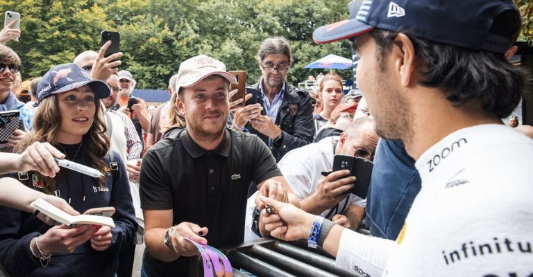 El mexicano convive con sus fans en el Festival de la Velocidad