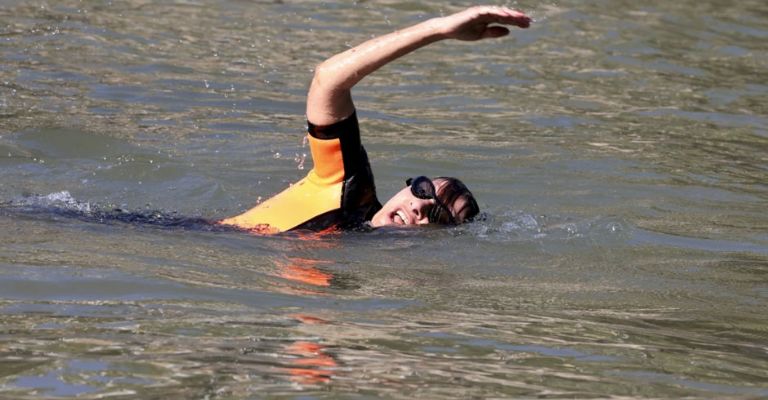 La alcaldesa nadó por varios minutos en el Sena