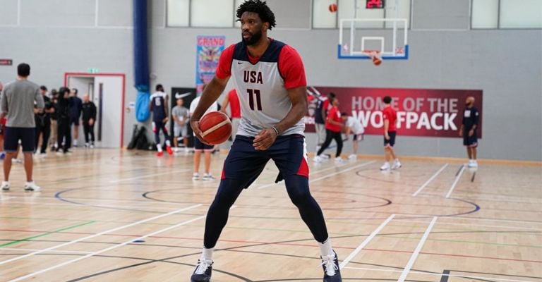 Joel Embiid durante la practica del equipo