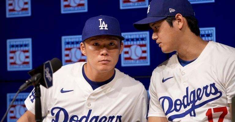 Yamamoto platica con su Ohtani durante una entrevista