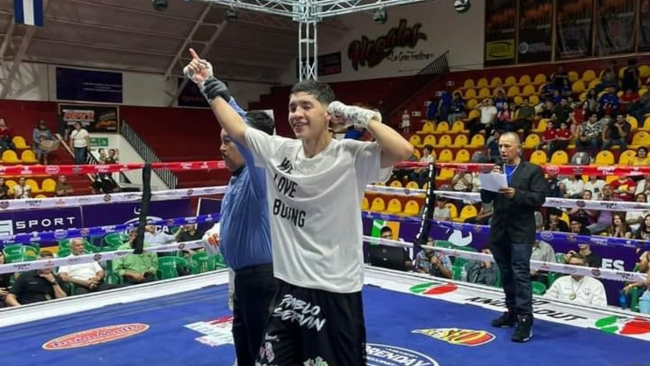 El cajemense Pablo Servín sale con la mano en alto en el torneo ‘Marco Antonio Barrera’