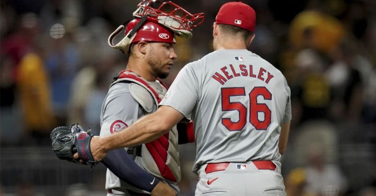 Helsley celebra con Wilson Contreras el último out