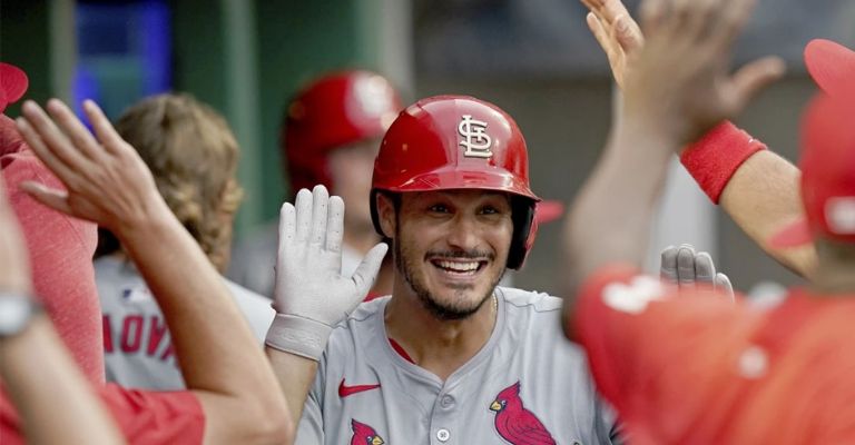Arenado festeja su jonrón en el dugout