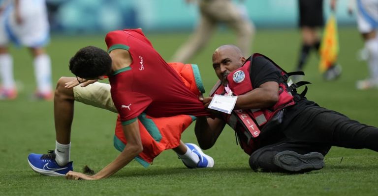 Los aficionados marroquíes invadieron el campo