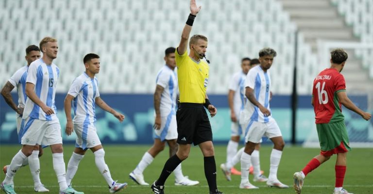 El árbitro señala el fuera de juego en el gol argentino