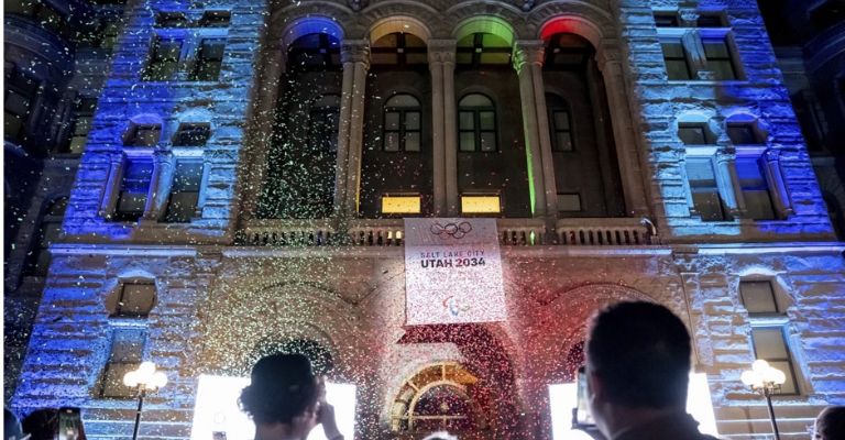 El ayuntamiento de Sal Lake, alumbrado con los colores olímpicos