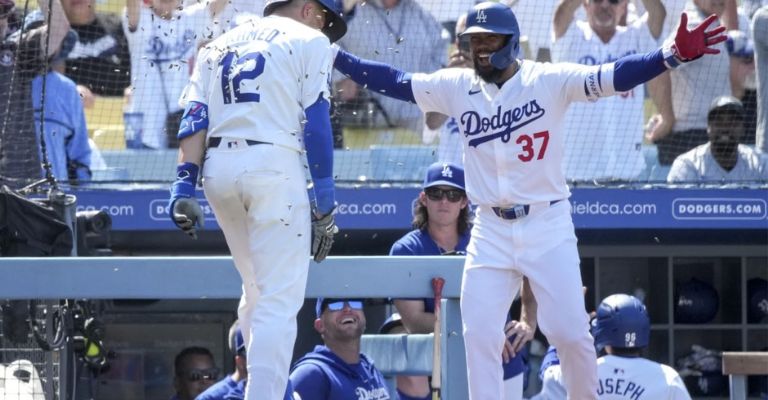 Ahmed es felicitado por Teoscar Hernández, tras su jonrón