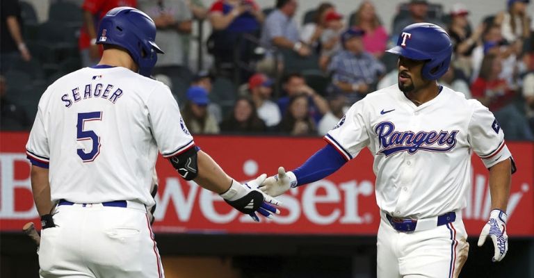 Semien es felicitado por Seager después de su jonrón