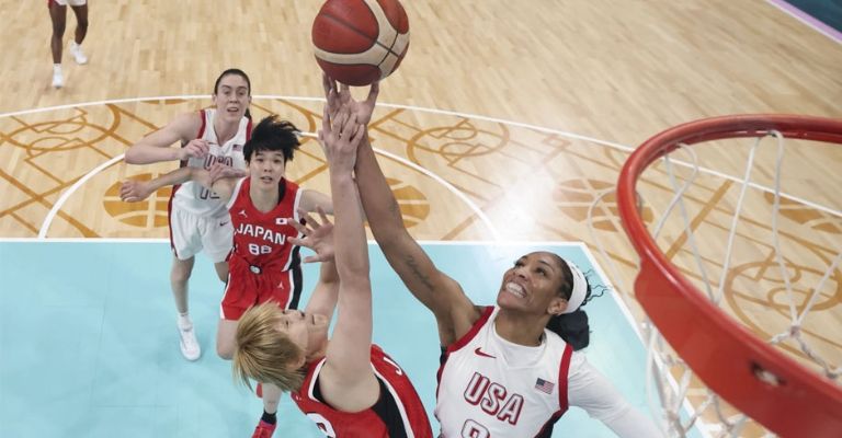 A'ja Wilson se eleva para encestar par de puntos