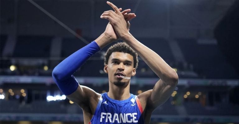 El gigante galo festeja el triunfo con sus aficionados