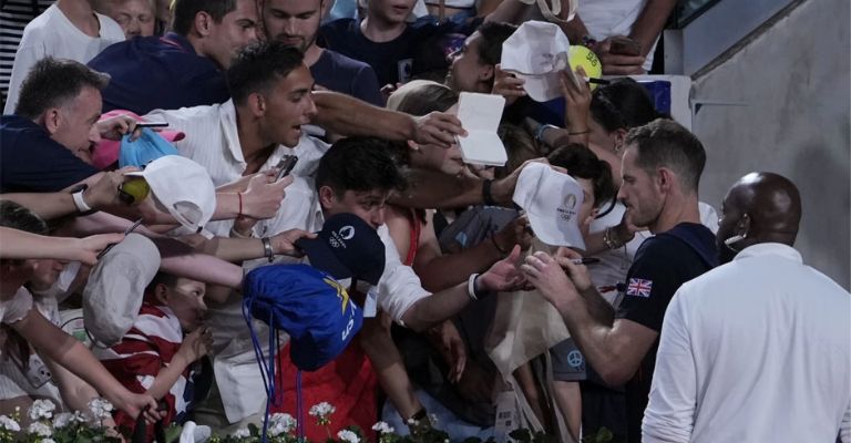 Tuvo tiempo de firmar unos últimos autógrafos como jugador