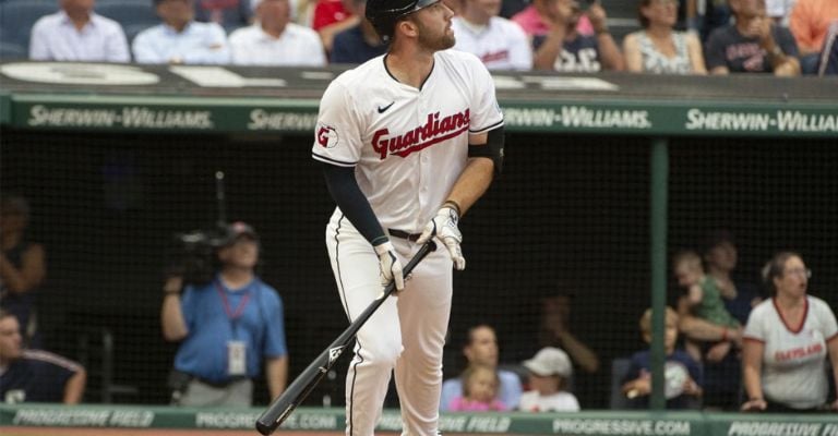 Fry observa el vuelo de la pelota, trsa conectar de jonrón