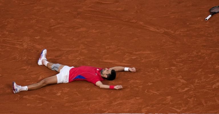 El serbio celebra si victoria y pase a la final