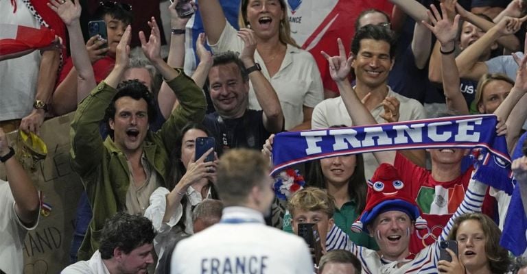 Marchand se deja arropar por su gente