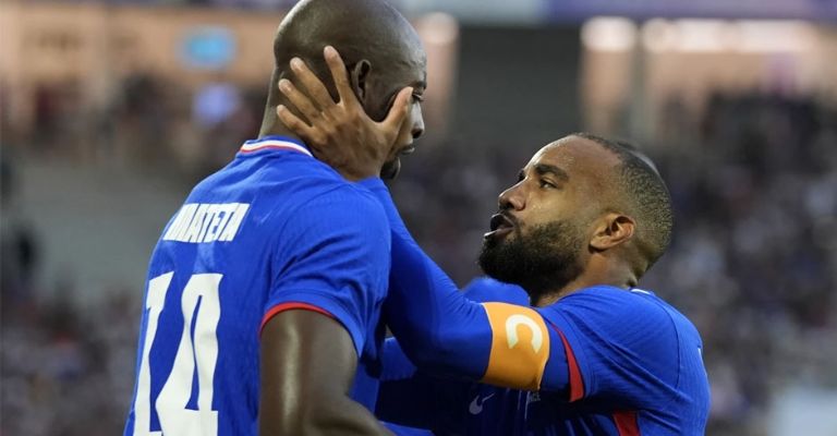 Mateta marcó el solitario tanto del encuentro