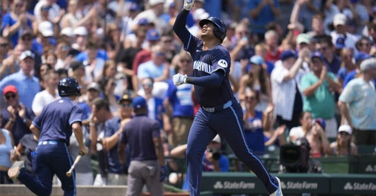 Bertancourt festeja su jonrón