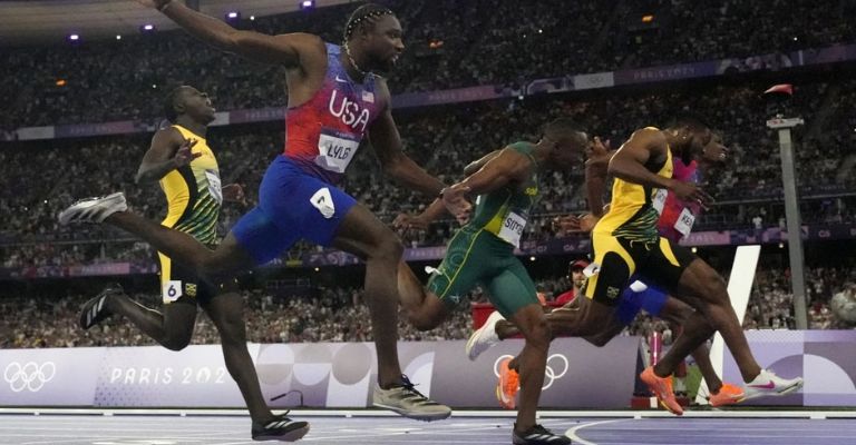 Lyles llega primero a la meta