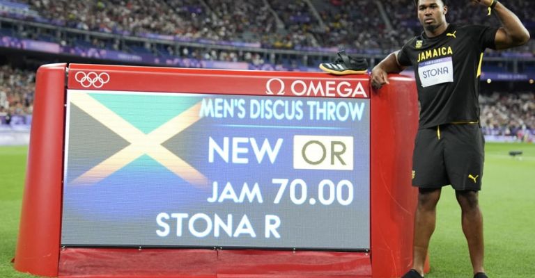 El jamaicano impuso récord olímpico en el disco