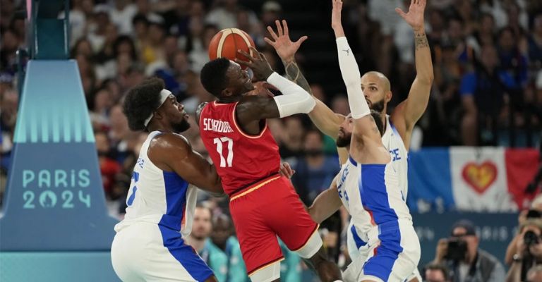 Schroder trata de elevarse enmedio de la defensa gala