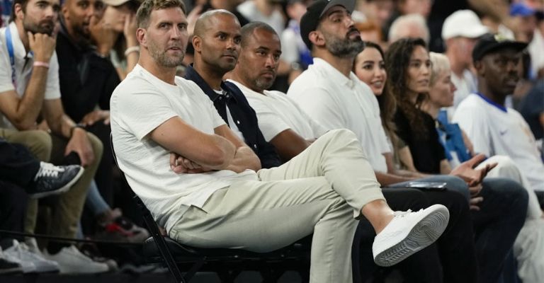 Espectadores de lujo en las gradas de la Bercy Arena