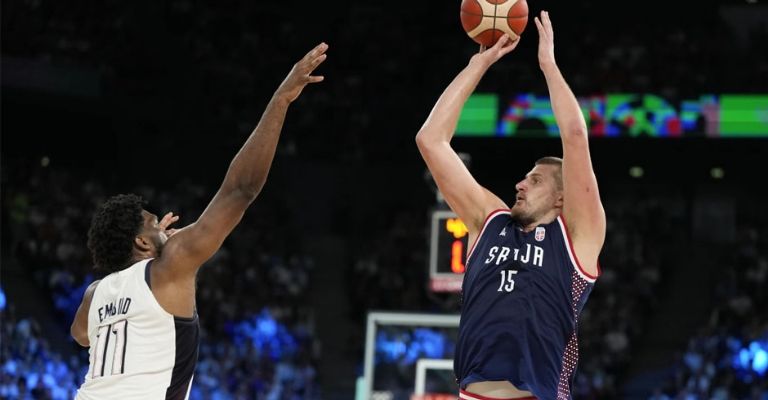 Jokic lo intentó, pero no pudo ante el poderío rival