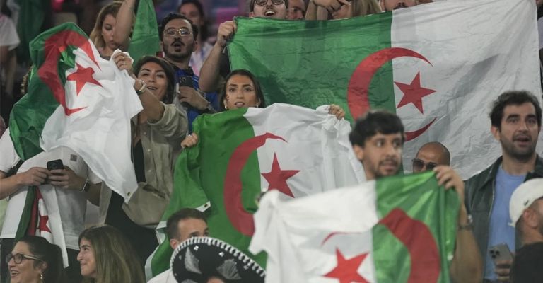 Las personas no dejaron de apoyarla en la arena