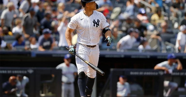 Stanton observa el vuelo de la esférica