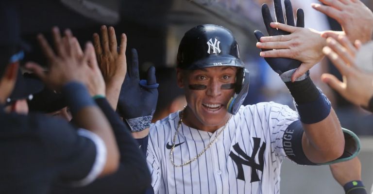 'El Juez' es felicitado en el dugout