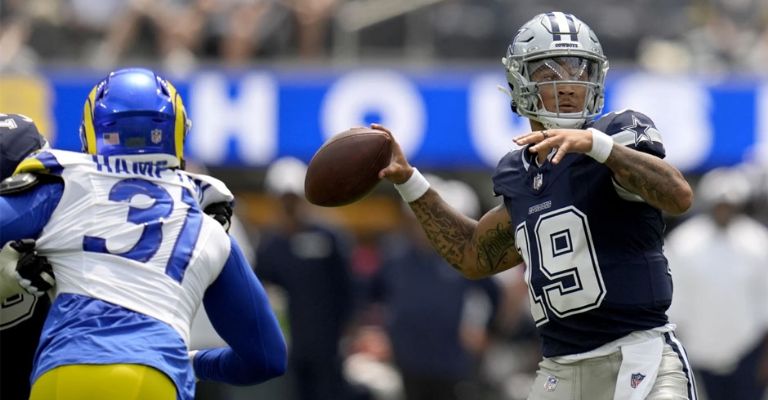 Trey Lance se dispone a lanzar el ovoide