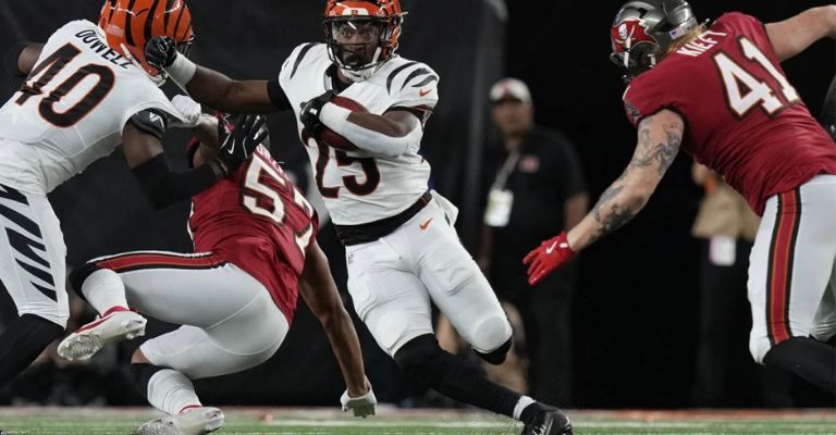 Chris Evans se escapa ante los Bucs