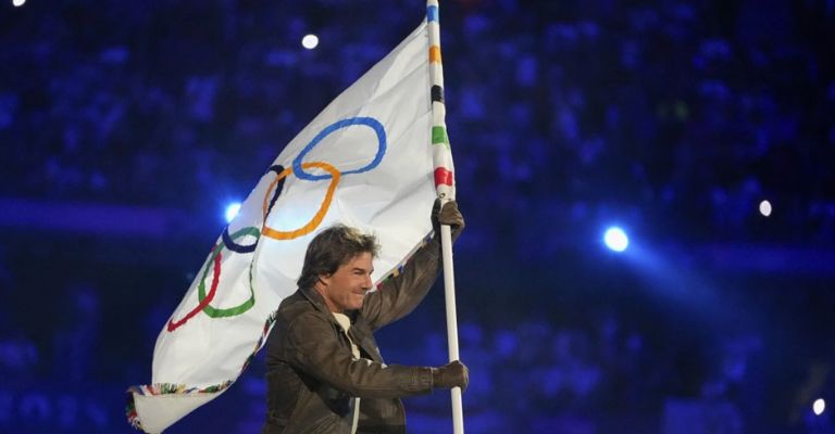 Tom Cruise recibió la bandera olímpica en París