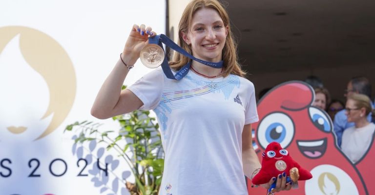 La rumana presume su medalla olímpica