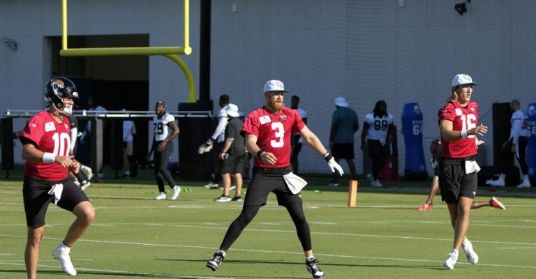 Lawrence (der.) es el titular indiscutible del equipo