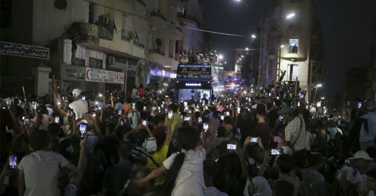 Cientos salieron a las calles a vitorear a su heroína