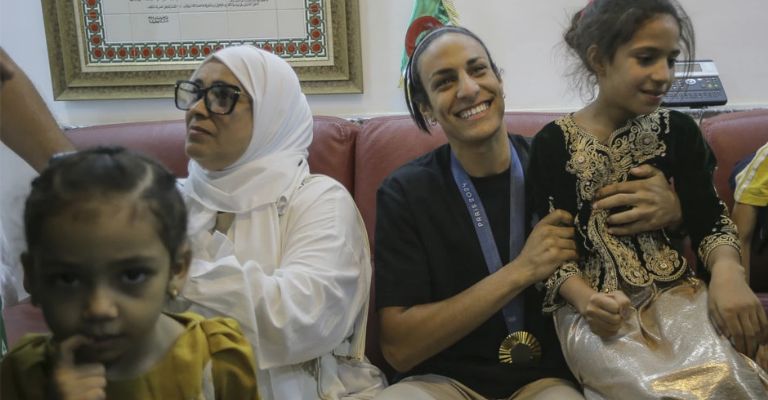 feliz de estar en casa y con su familia