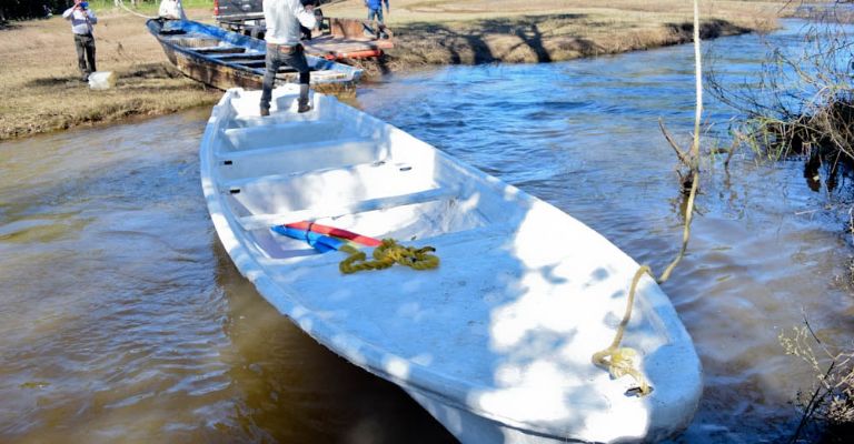 Debido a la creciente del Río Mayo, los vecinos tienen que transportarse en lancha