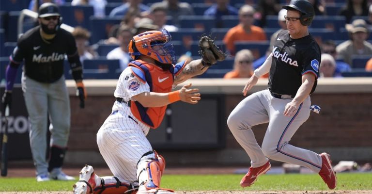 Jonah Bride anota la carrera del triunfo en la octava entrada
