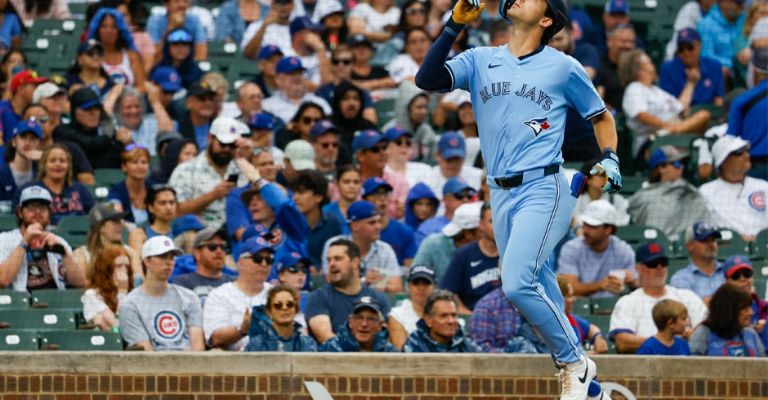 Loperfido festeja su palo de vuelta entera