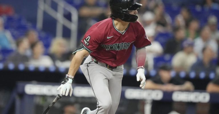 Carroll observa el cañonazo que conectó en el quinto inning
