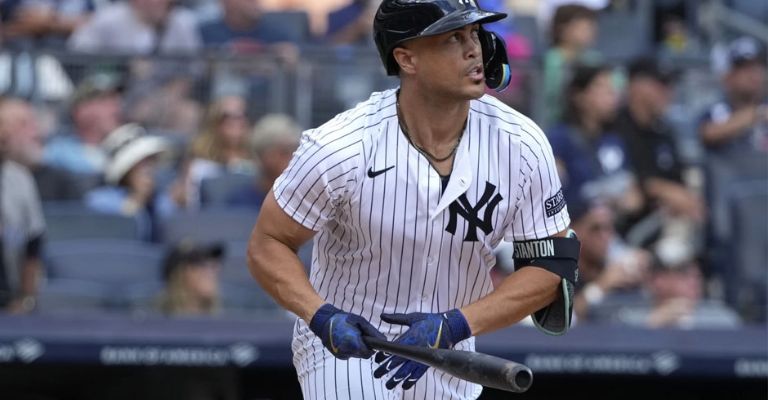 Stanton observa el jonrón que conectó