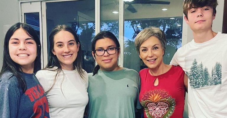 Laura Flores se despide de su hijo y llora desconsolada