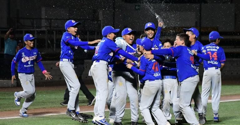 Los Charritos celebrando el título