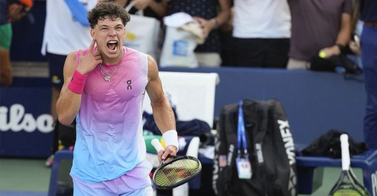 Shelton avanzó en sets corridos