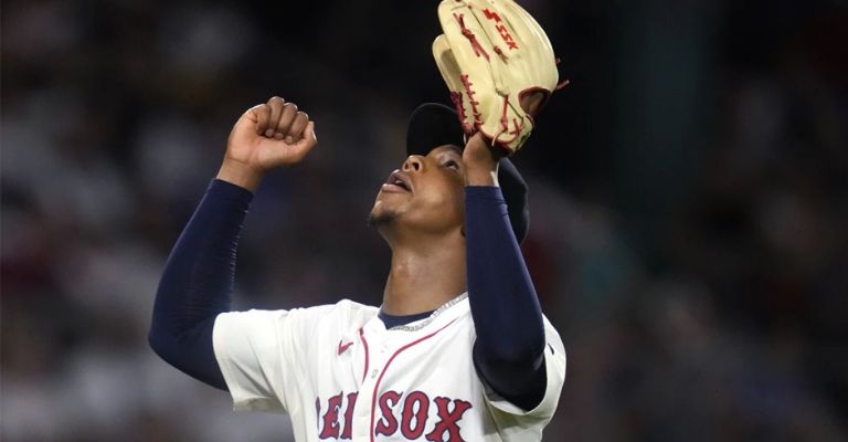 Bello celebra después de retirar la cuarta entrada