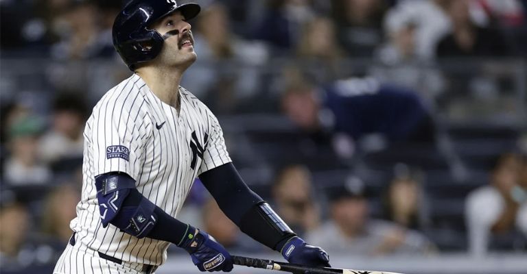 Wells observa el vuelo de la pelota, tras pegar de jonrón