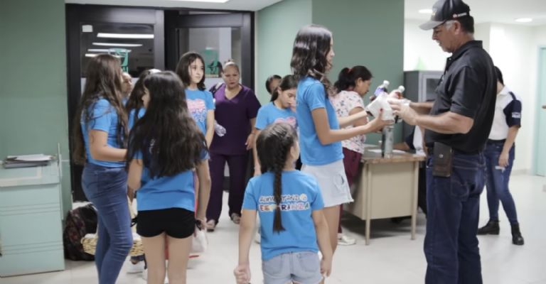 Integrantes de la agrupación realizando la entrega de alimentos en los hospitales